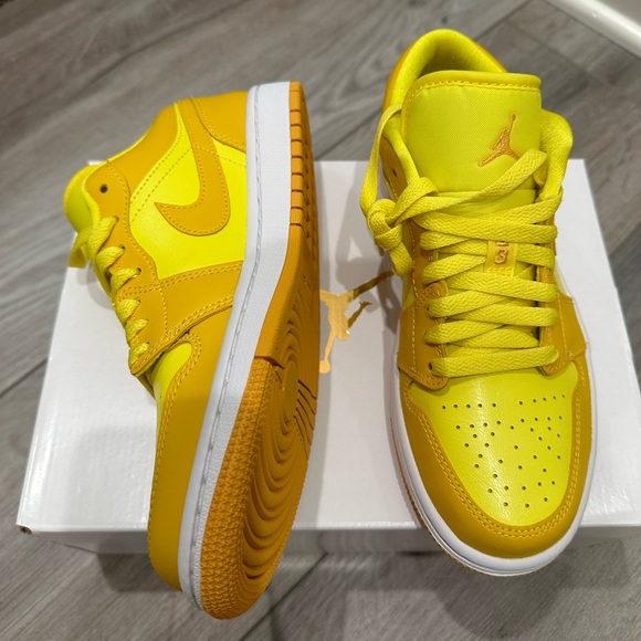 Women air jordan low Yellow Strike - Picture 2 of 7